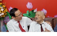 Trao Huy hiệu 85 tuổi Đảng cho đồng chí Nguyễn Thọ Chân